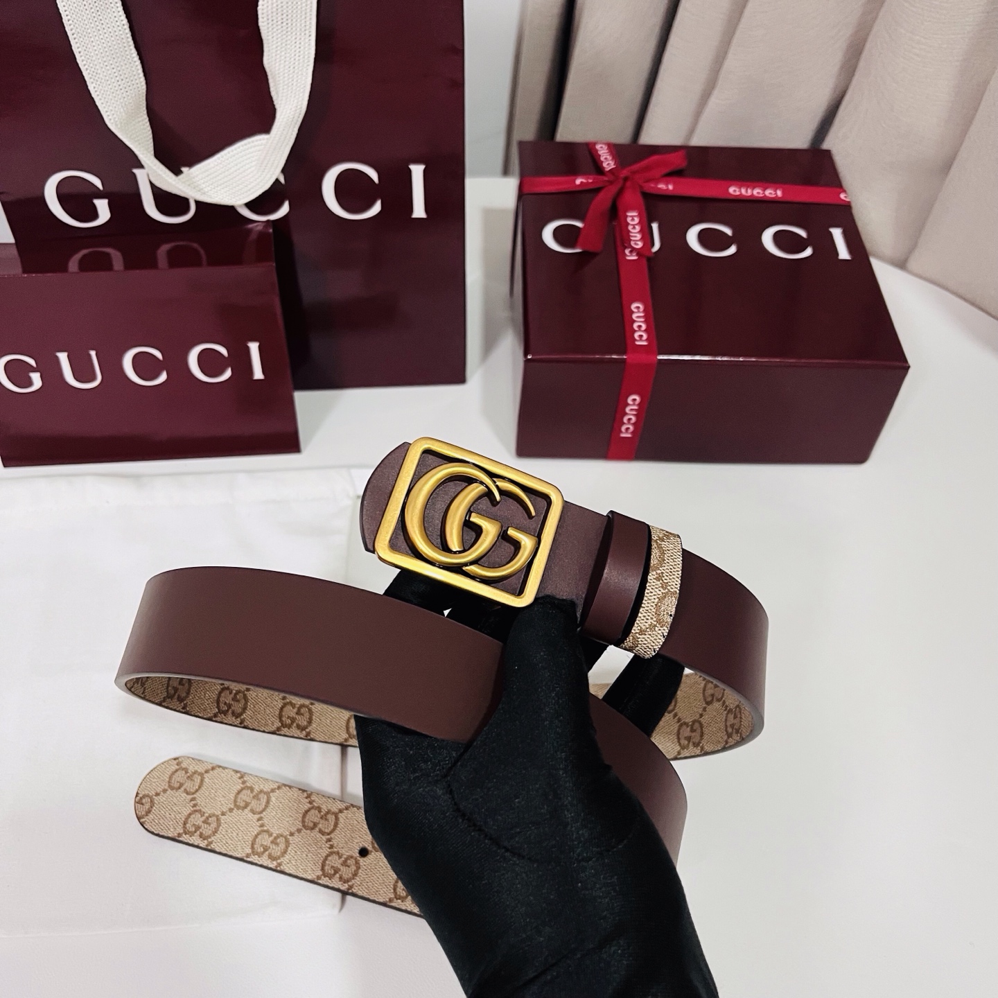 新款 Generation Gucci 深入探索品牌的典藏元素，将不同世代的设计融合成一种美学叙事。男士