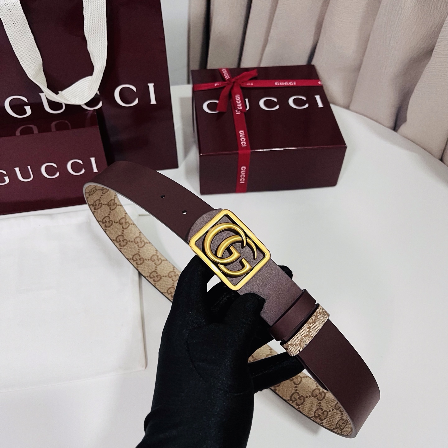 新款 Generation Gucci 深入探索品牌的典藏元素，将不同世代的设计融合成一种美学叙事。男士