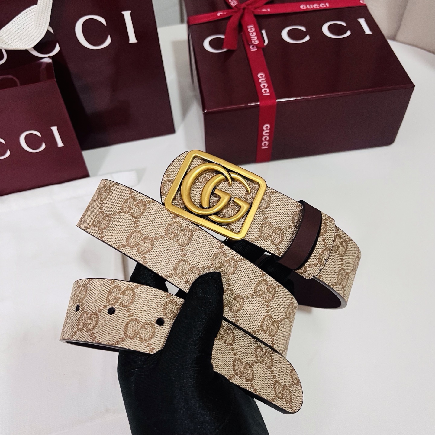 新款 Generation Gucci 深入探索品牌的典藏元素，将不同世代的设计融合成一种美学叙事。男士