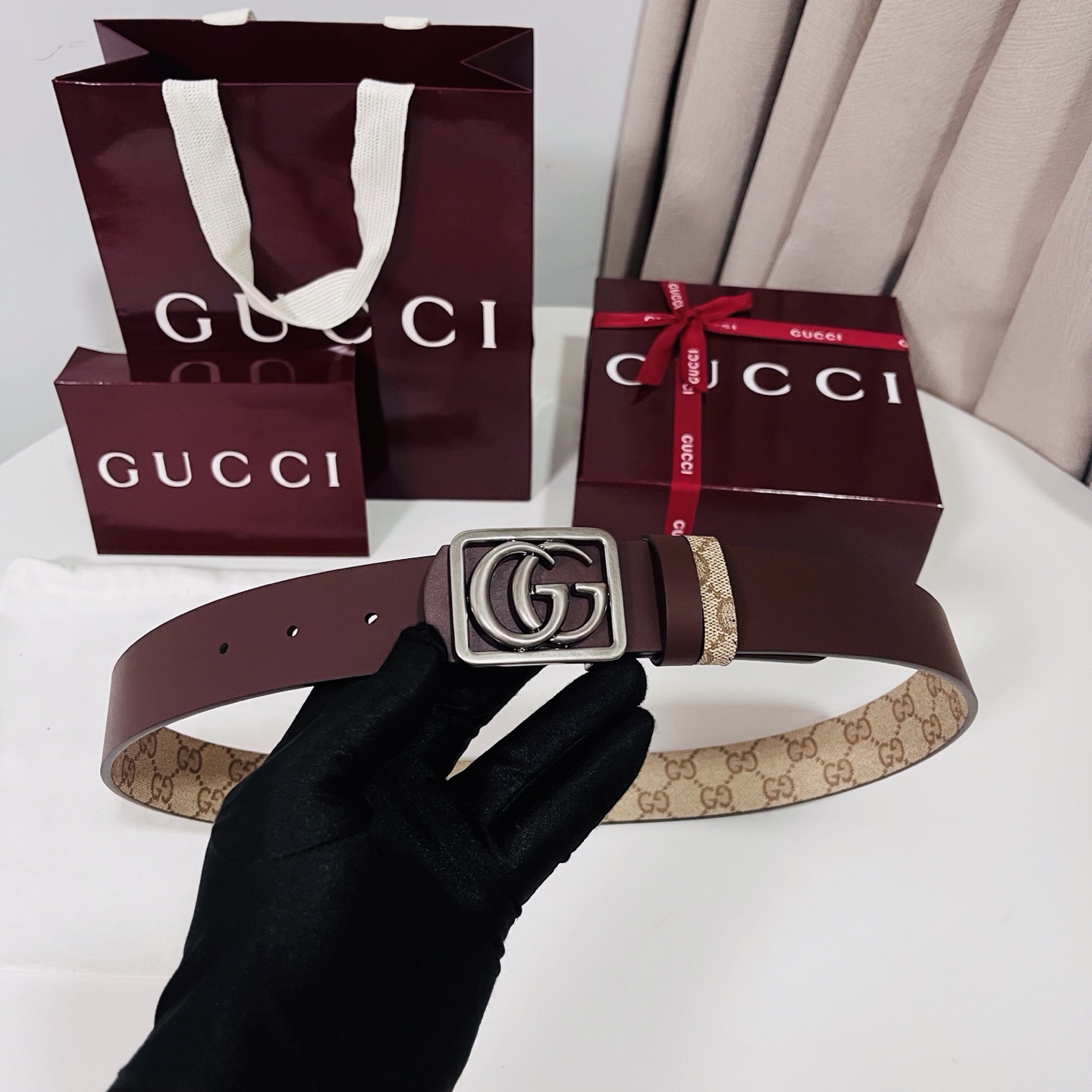 新款 Generation Gucci 深入探索品牌的典藏元素，将不同世代的设计融合成一种美学叙事。男士