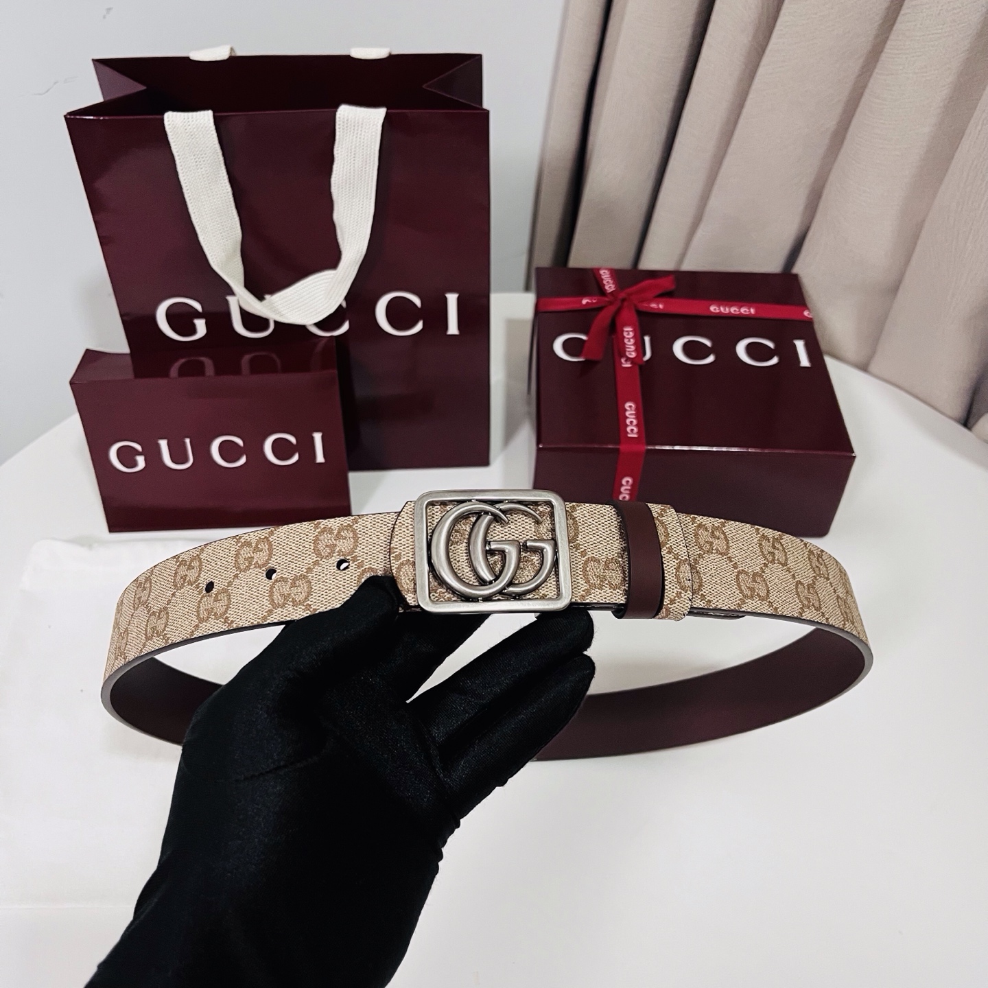 新款 Generation Gucci 深入探索品牌的典藏元素，将不同世代的设计融合成一种美学叙事。男士