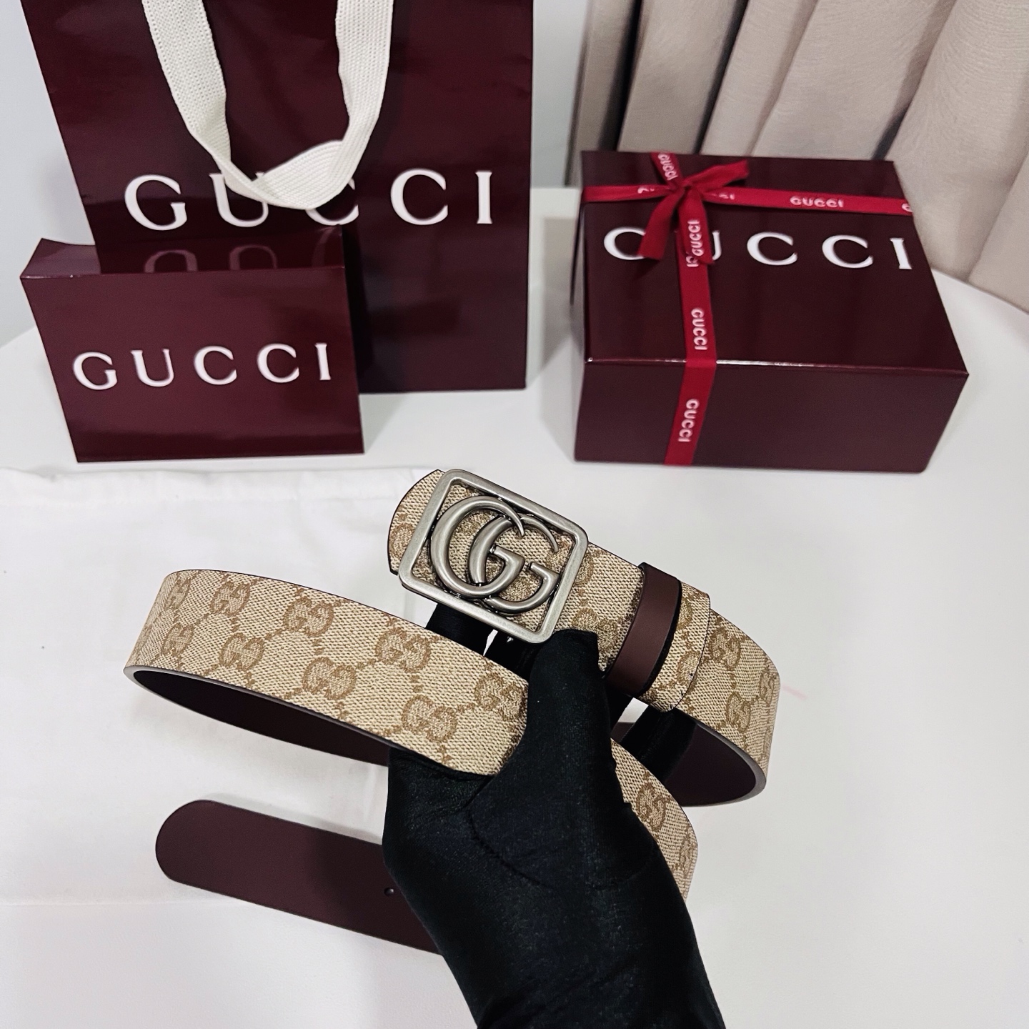 新款 Generation Gucci 深入探索品牌的典藏元素，将不同世代的设计融合成一种美学叙事。男士