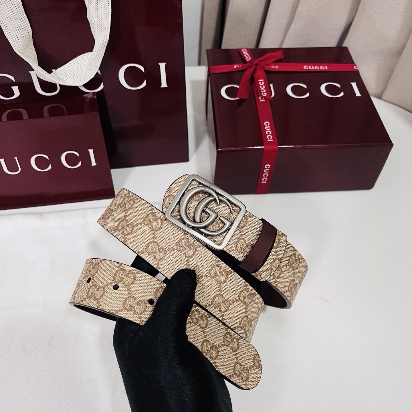新款 Generation Gucci 深入探索品牌的典藏元素，将不同世代的设计融合成一种美学叙事。男士