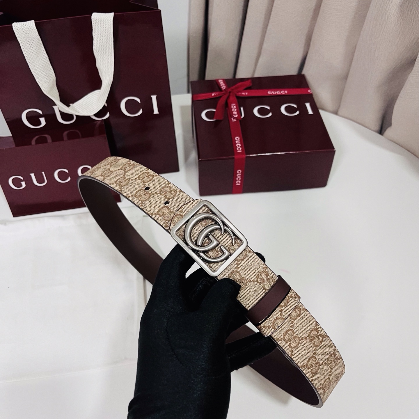 新款 Generation Gucci 深入探索品牌的典藏元素，将不同世代的设计融合成一种美学叙事。男士