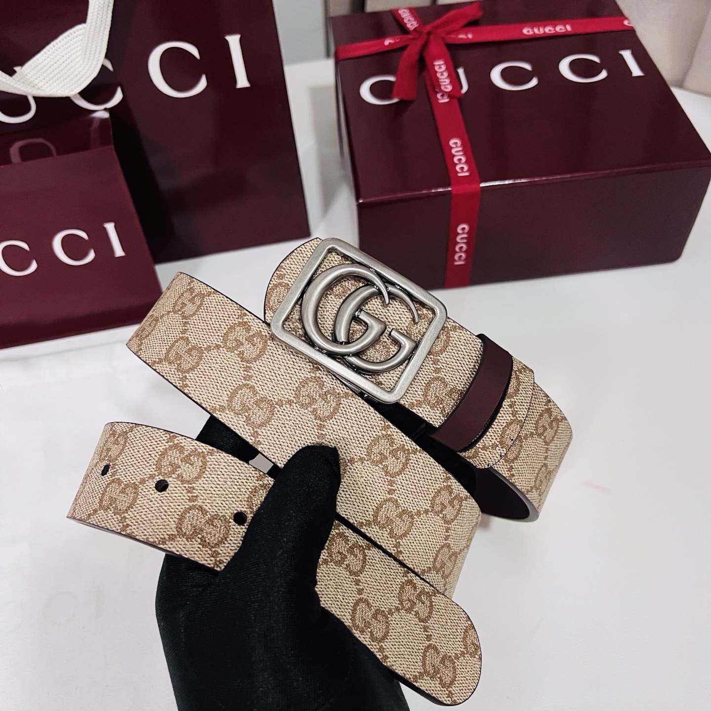 新款 Generation Gucci 深入探索品牌的典藏元素，将不同世代的设计融合成一种美学叙事。男士