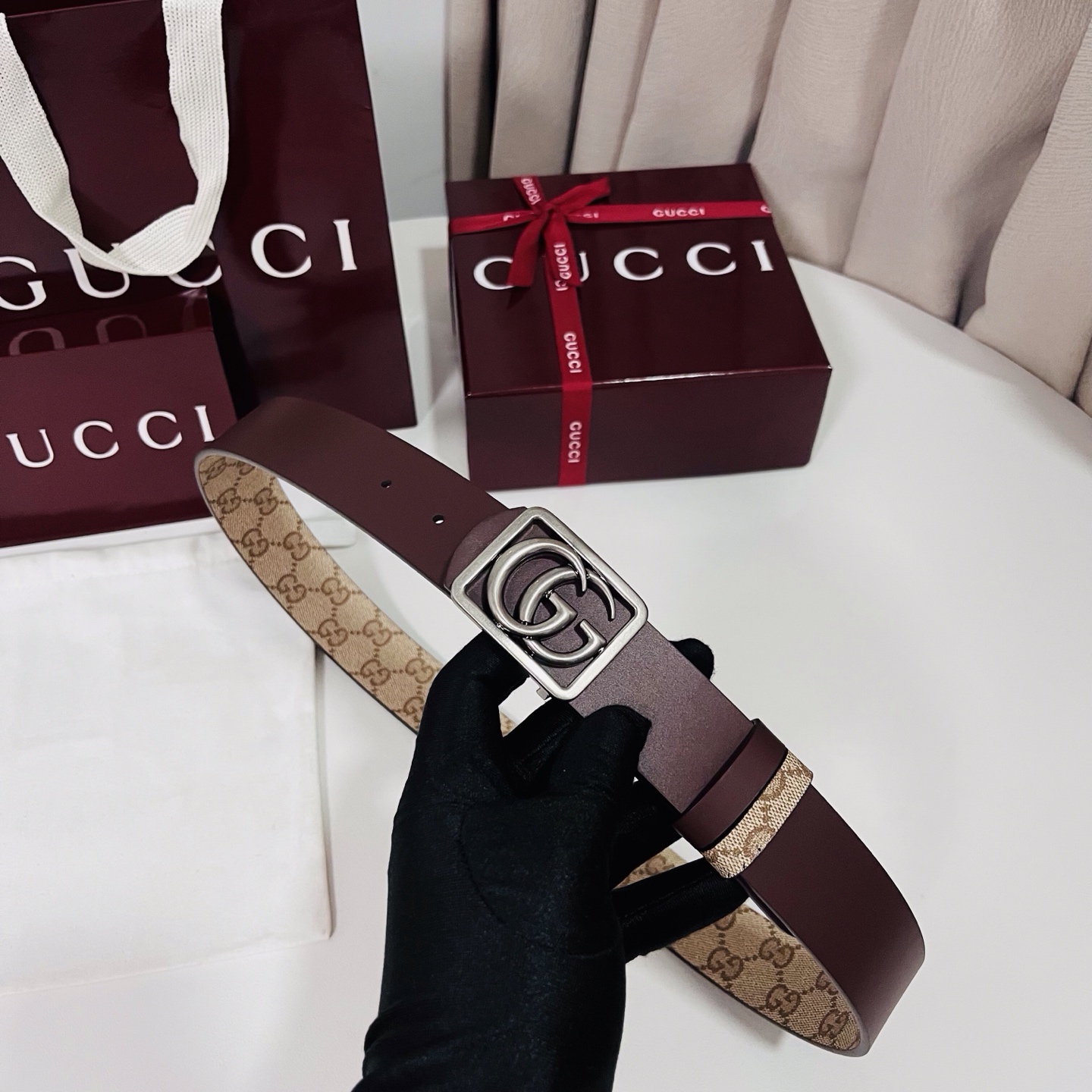 新款 Generation Gucci 深入探索品牌的典藏元素，将不同世代的设计融合成一种美学叙事。男士