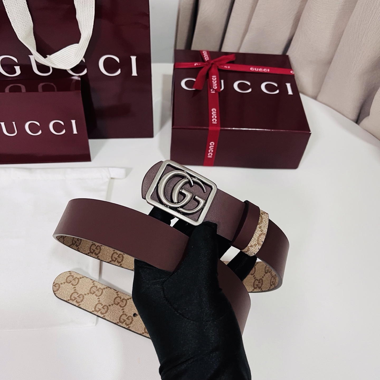 新款 Generation Gucci 深入探索品牌的典藏元素，将不同世代的设计融合成一种美学叙事。男士