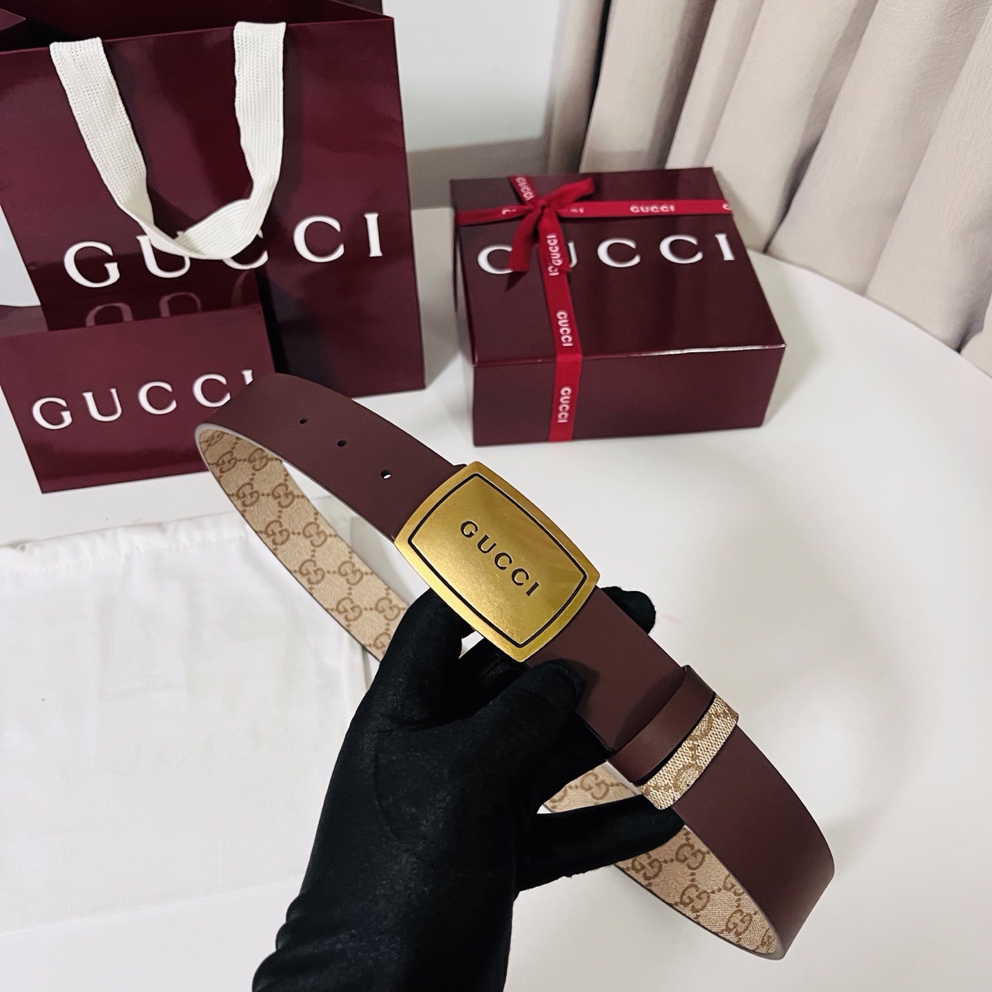新款 Generation Gucci 深入探索品牌的典藏元素，将不同世代的设计融合成一种美学叙事。男士