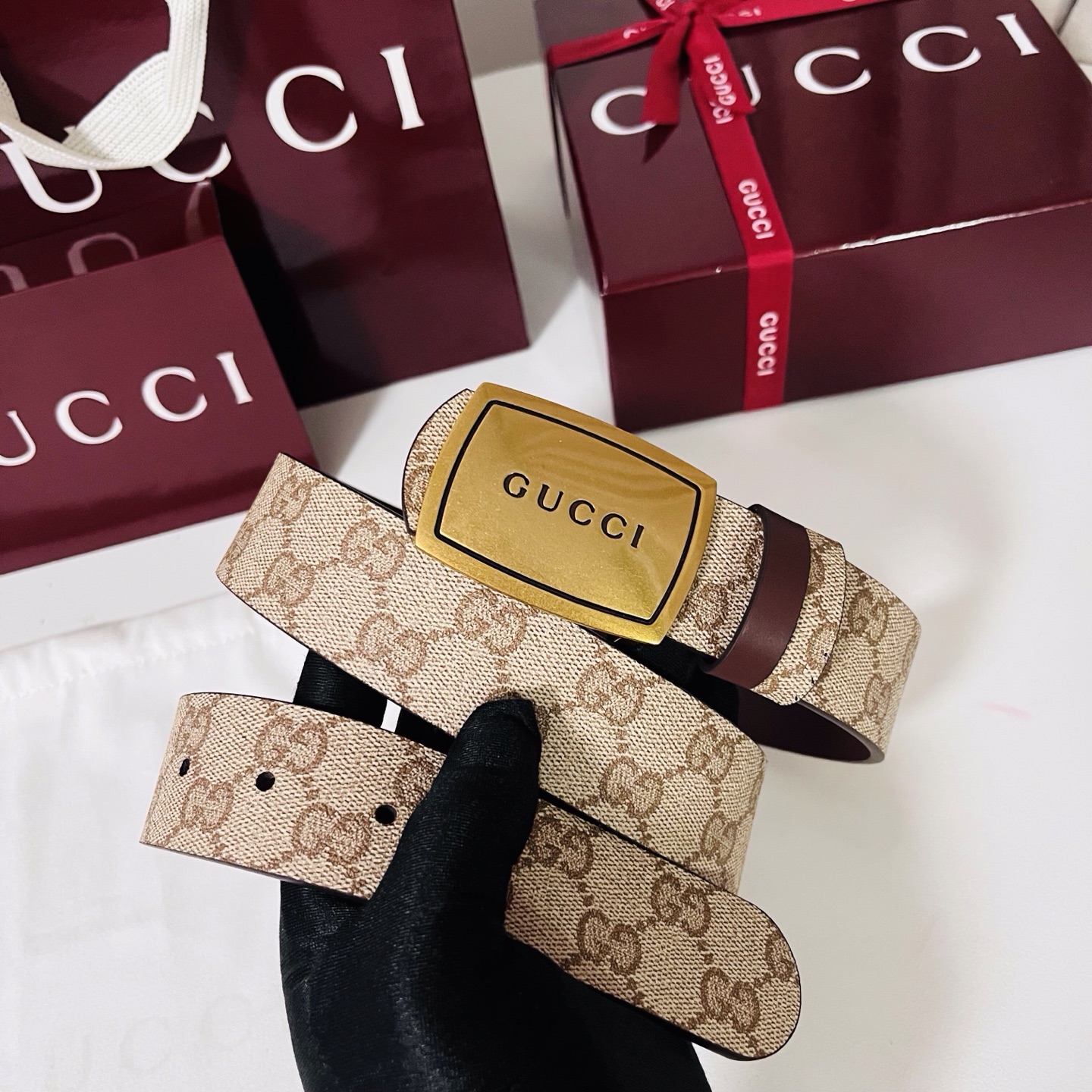 新款 Generation Gucci 深入探索品牌的典藏元素，将不同世代的设计融合成一种美学叙事。男士