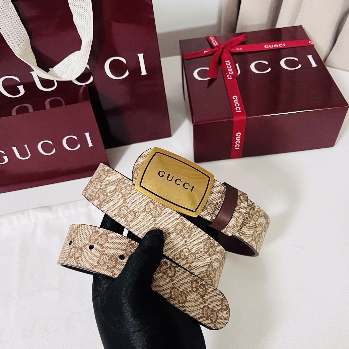 新款 Generation Gucci 深入探索品牌的典藏元素，将不同世代的设计融合成一种美学叙事。男士