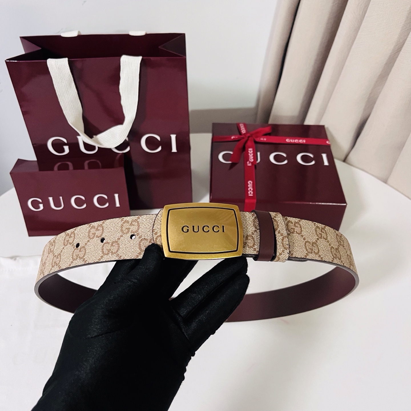新款 Generation Gucci 深入探索品牌的典藏元素，将不同世代的设计融合成一种美学叙事。男士