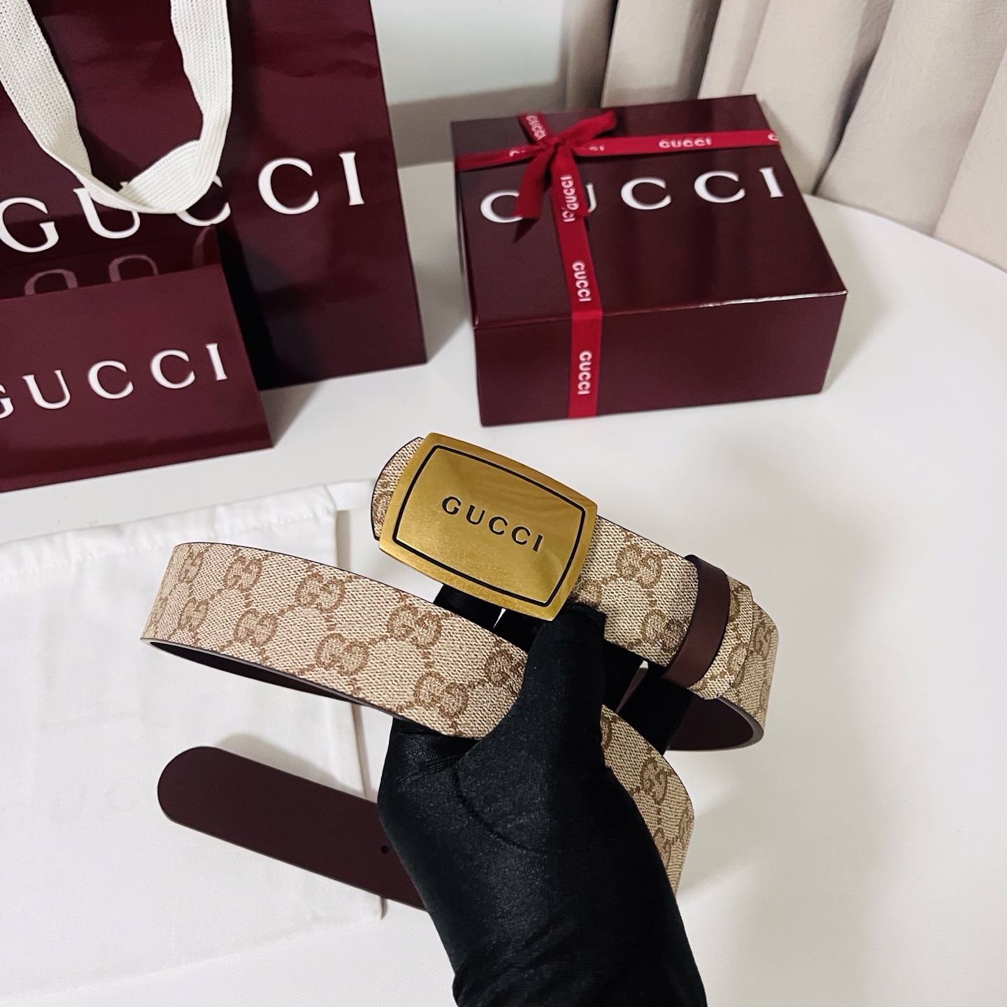 新款 Generation Gucci 深入探索品牌的典藏元素，将不同世代的设计融合成一种美学叙事。男士