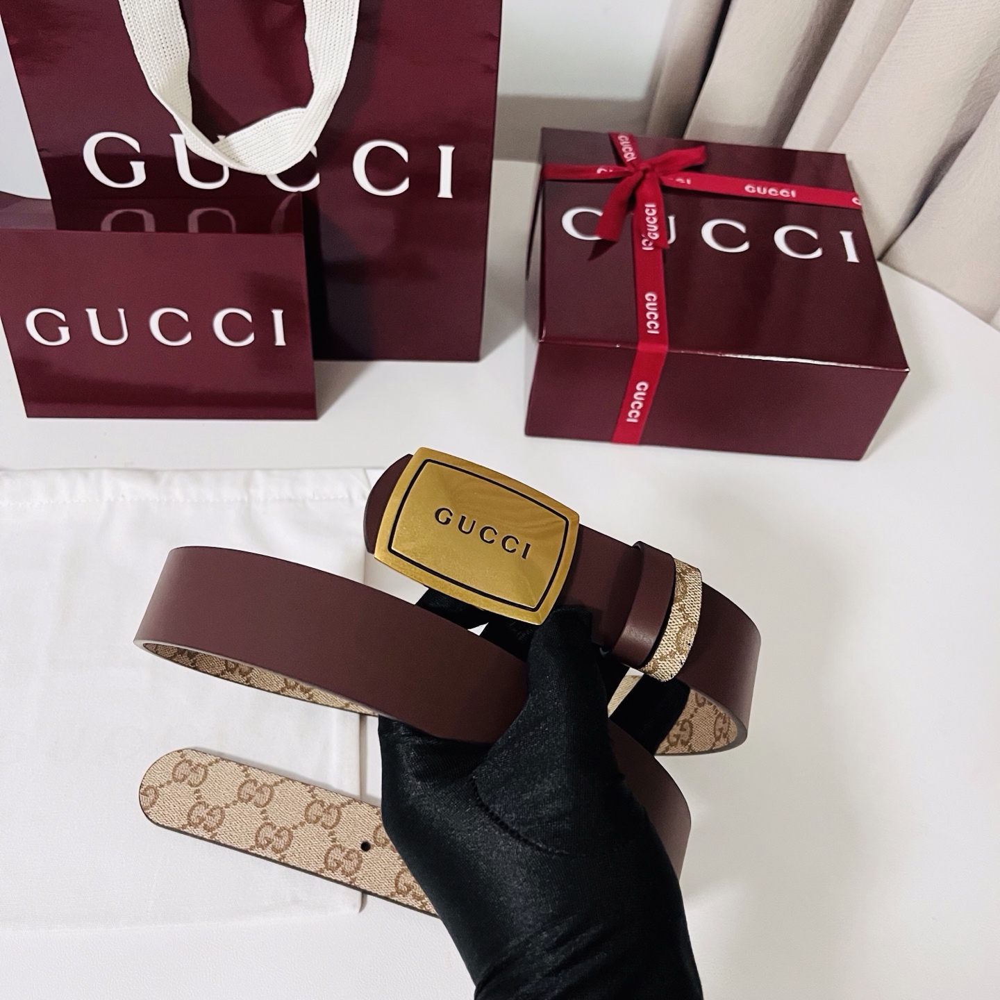 新款 Generation Gucci 深入探索品牌的典藏元素，将不同世代的设计融合成一种美学叙事。男士
