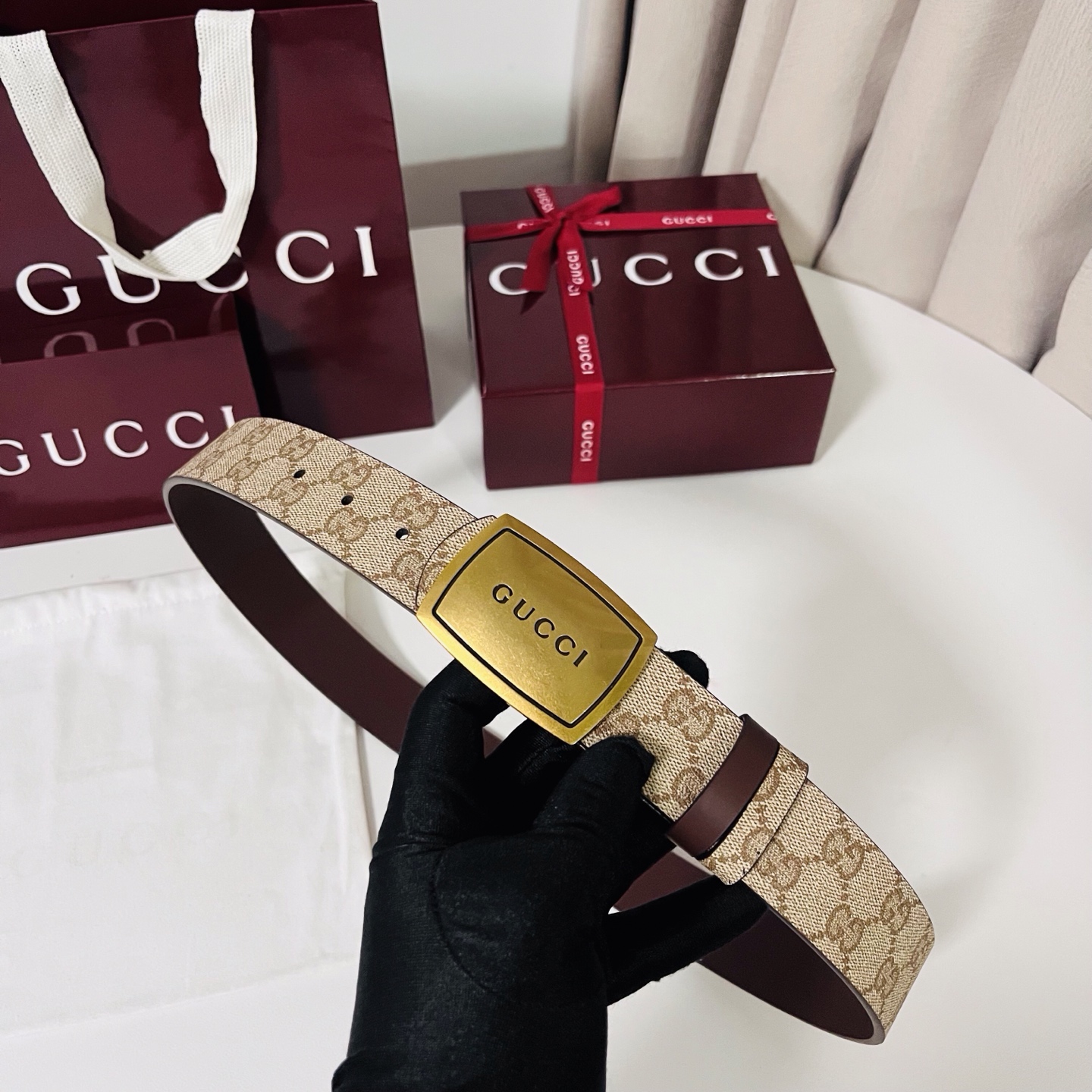 新款 Generation Gucci 深入探索品牌的典藏元素，将不同世代的设计融合成一种美学叙事。男士