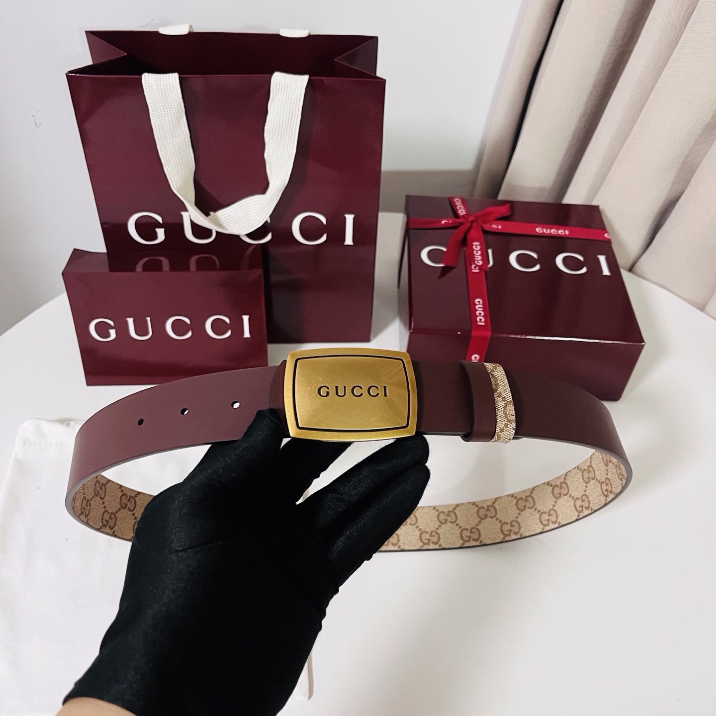 新款 Generation Gucci 深入探索品牌的典藏元素，将不同世代的设计融合成一种美学叙事。男士