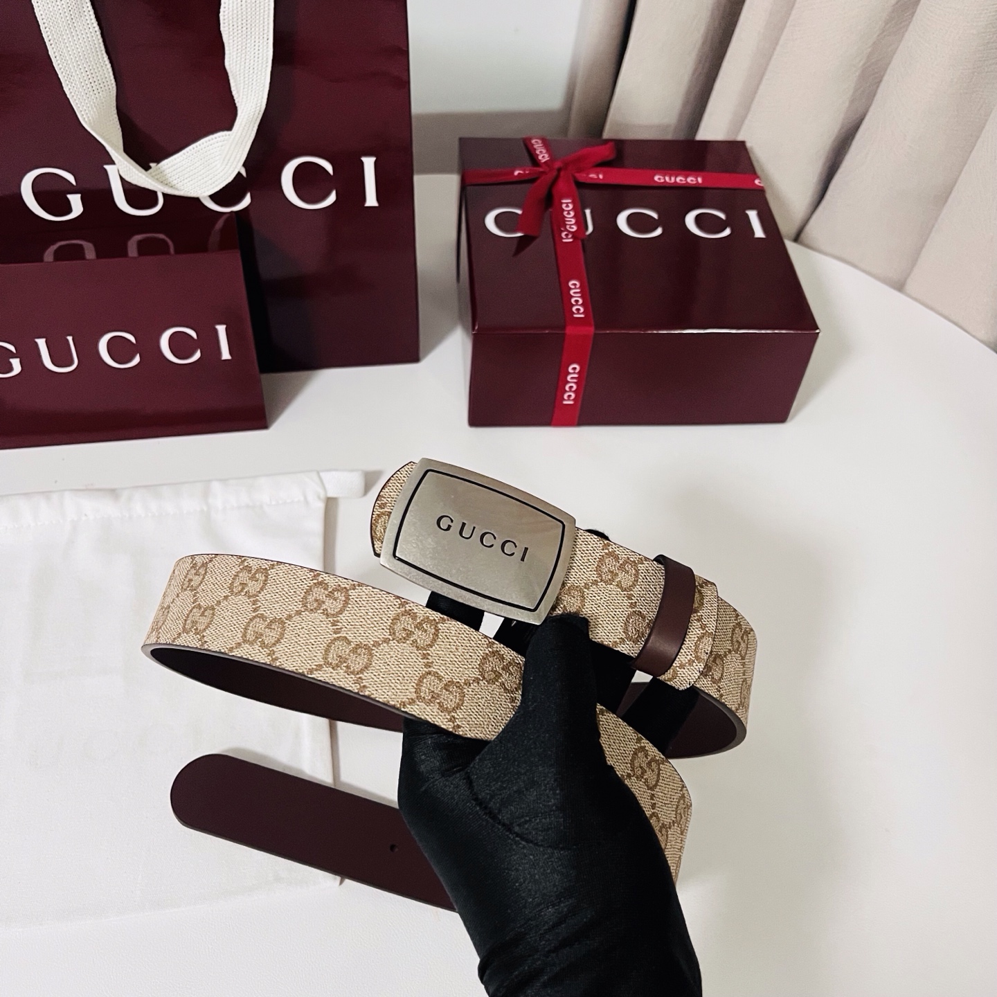 新款 Generation Gucci 深入探索品牌的典藏元素，将不同世代的设计融合成一种美学叙事。男士