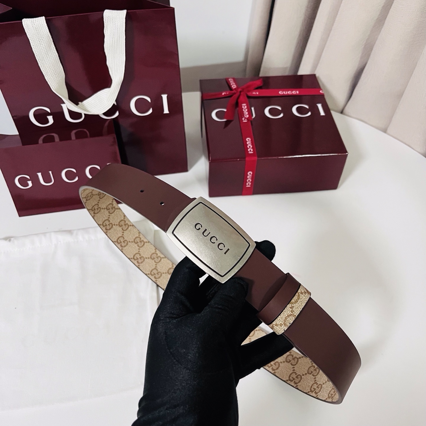 新款 Generation Gucci 深入探索品牌的典藏元素，将不同世代的设计融合成一种美学叙事。男士