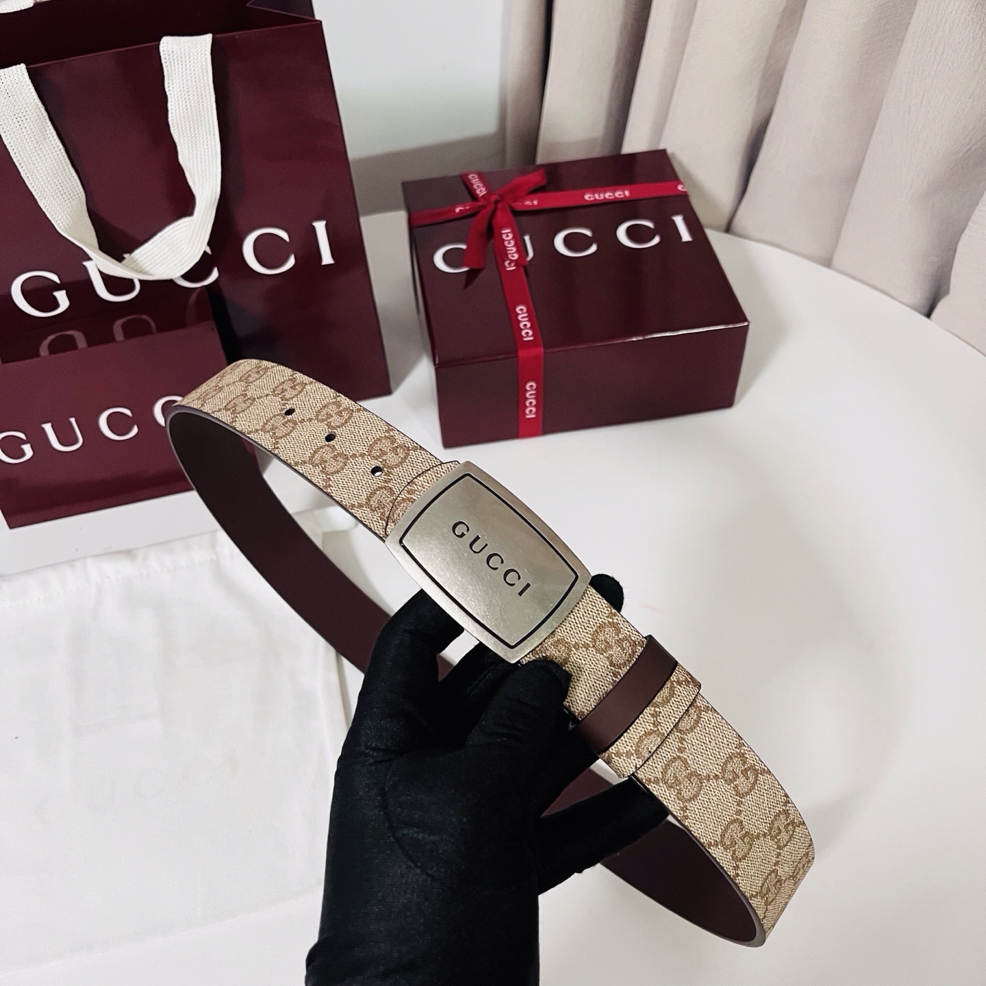新款 Generation Gucci 深入探索品牌的典藏元素，将不同世代的设计融合成一种美学叙事。男士