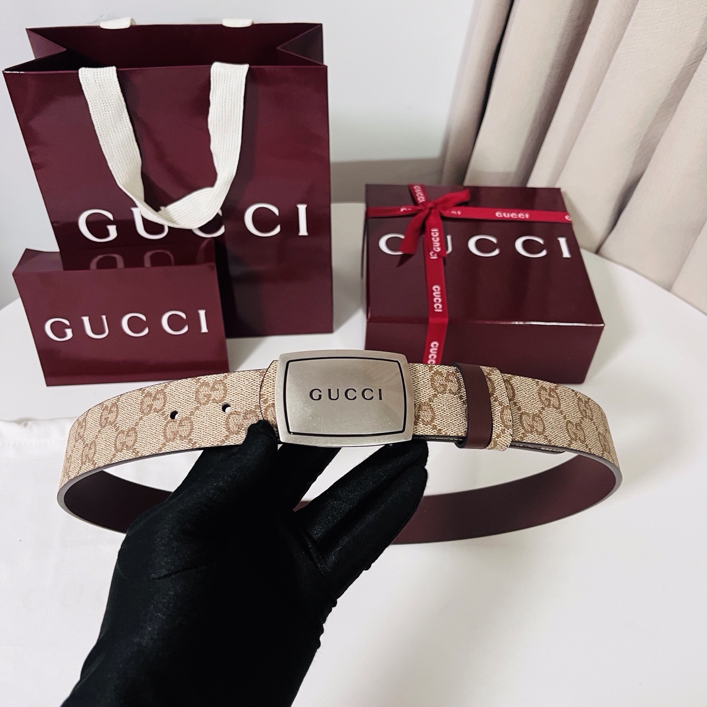 新款 Generation Gucci 深入探索品牌的典藏元素，将不同世代的设计融合成一种美学叙事。男士