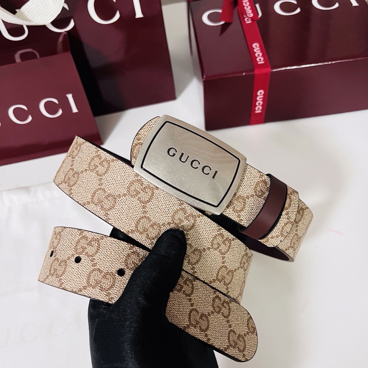 新款 Generation Gucci 深入探索品牌的典藏元素，将不同世代的设计融合成一种美学叙事。男士