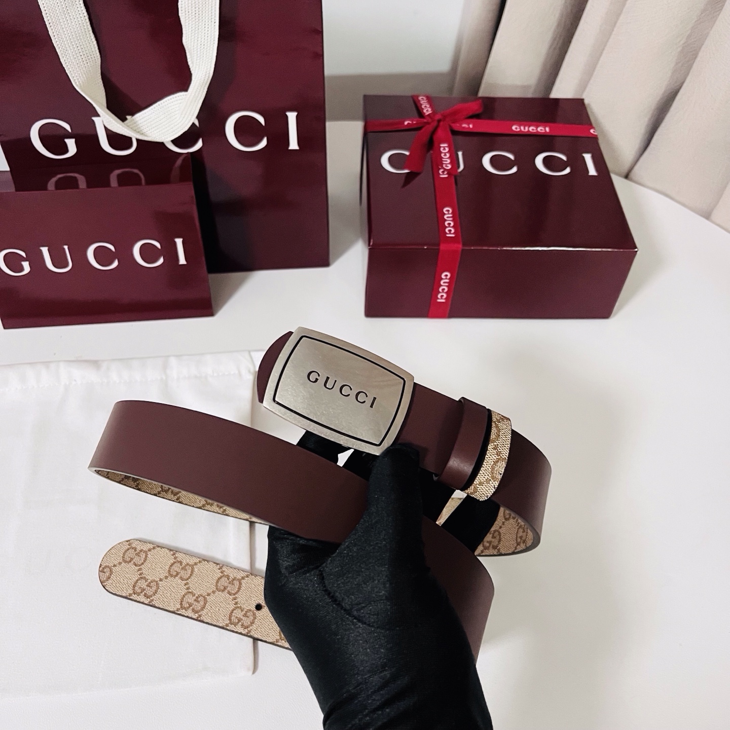 新款 Generation Gucci 深入探索品牌的典藏元素，将不同世代的设计融合成一种美学叙事。男士
