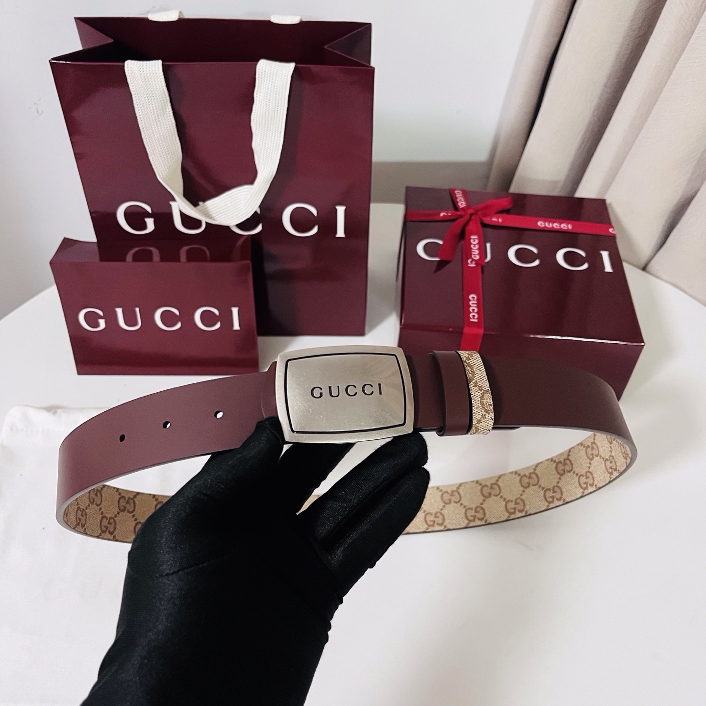 新款 Generation Gucci 深入探索品牌的典藏元素，将不同世代的设计融合成一种美学叙事。男士