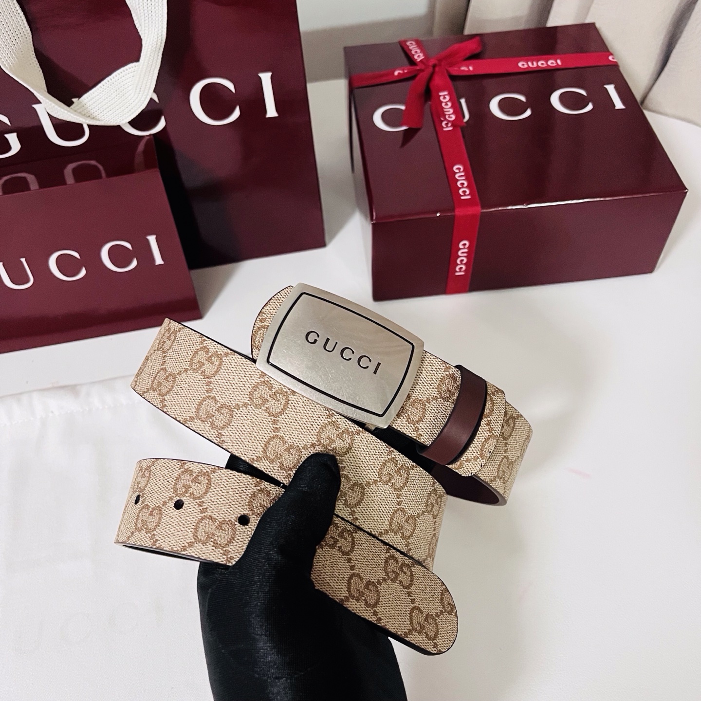 新款 Generation Gucci 深入探索品牌的典藏元素，将不同世代的设计融合成一种美学叙事。男士