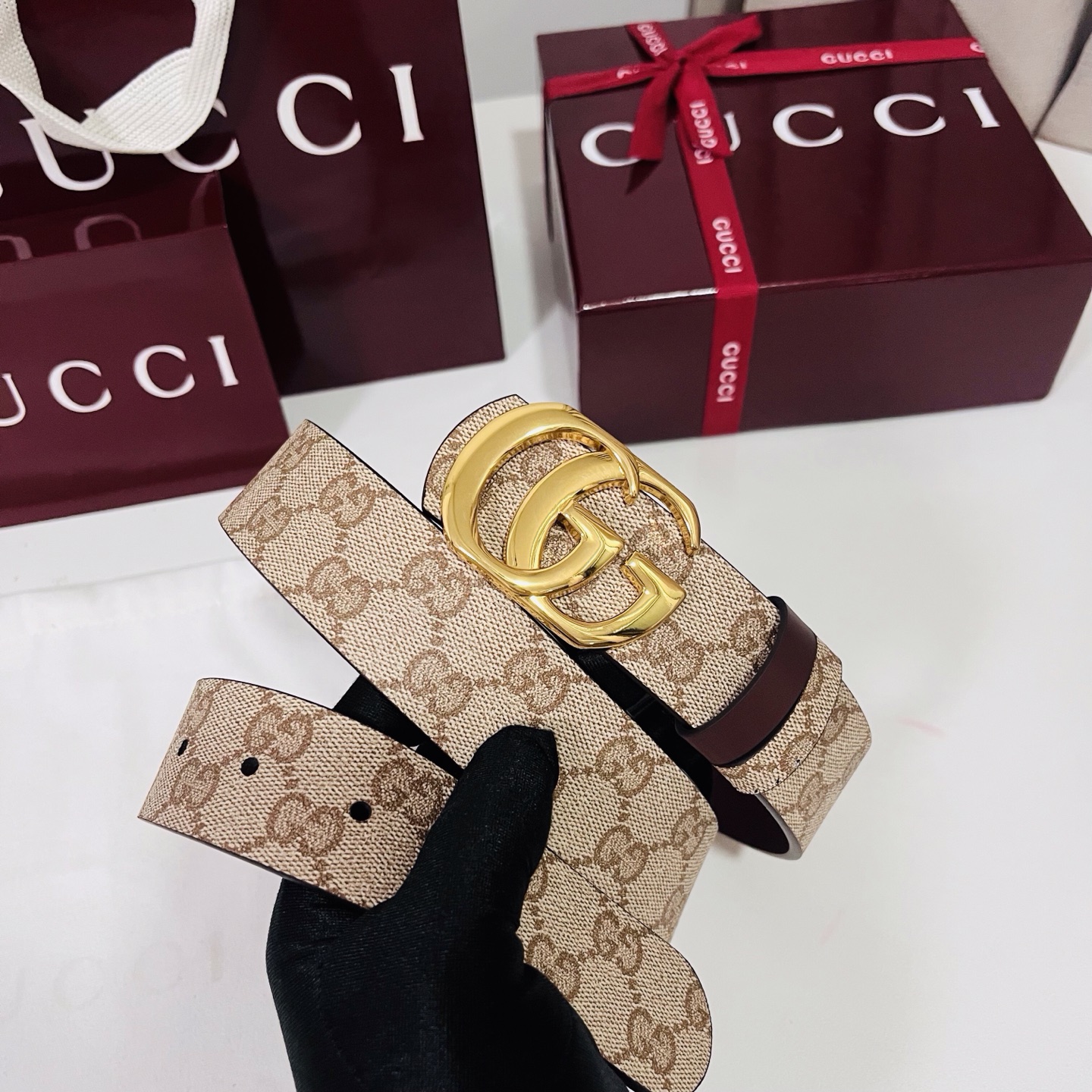 新款 Generation Gucci 深入探索品牌的典藏元素，将不同世代的设计融合成一种美学叙事。男士