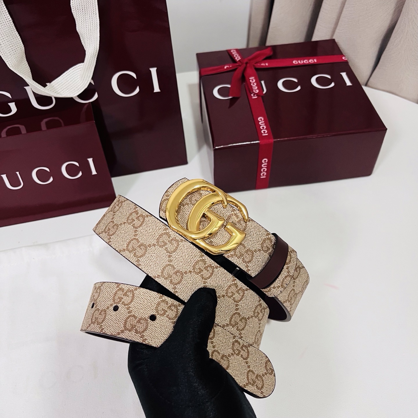 新款 Generation Gucci 深入探索品牌的典藏元素，将不同世代的设计融合成一种美学叙事。男士