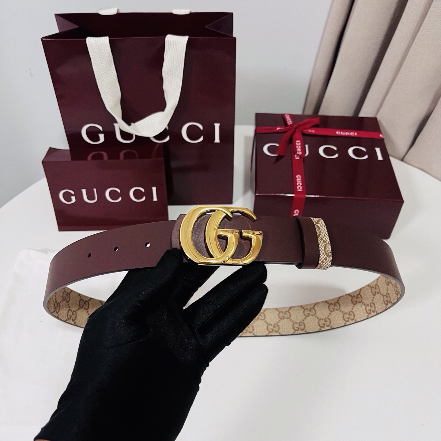 新款 Generation Gucci 深入探索品牌的典藏元素，将不同世代的设计融合成一种美学叙事。男士