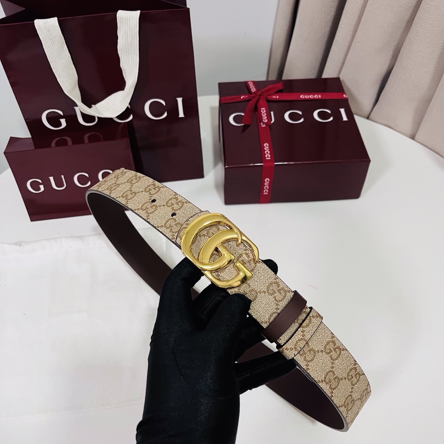 新款 Generation Gucci 深入探索品牌的典藏元素，将不同世代的设计融合成一种美学叙事。男士