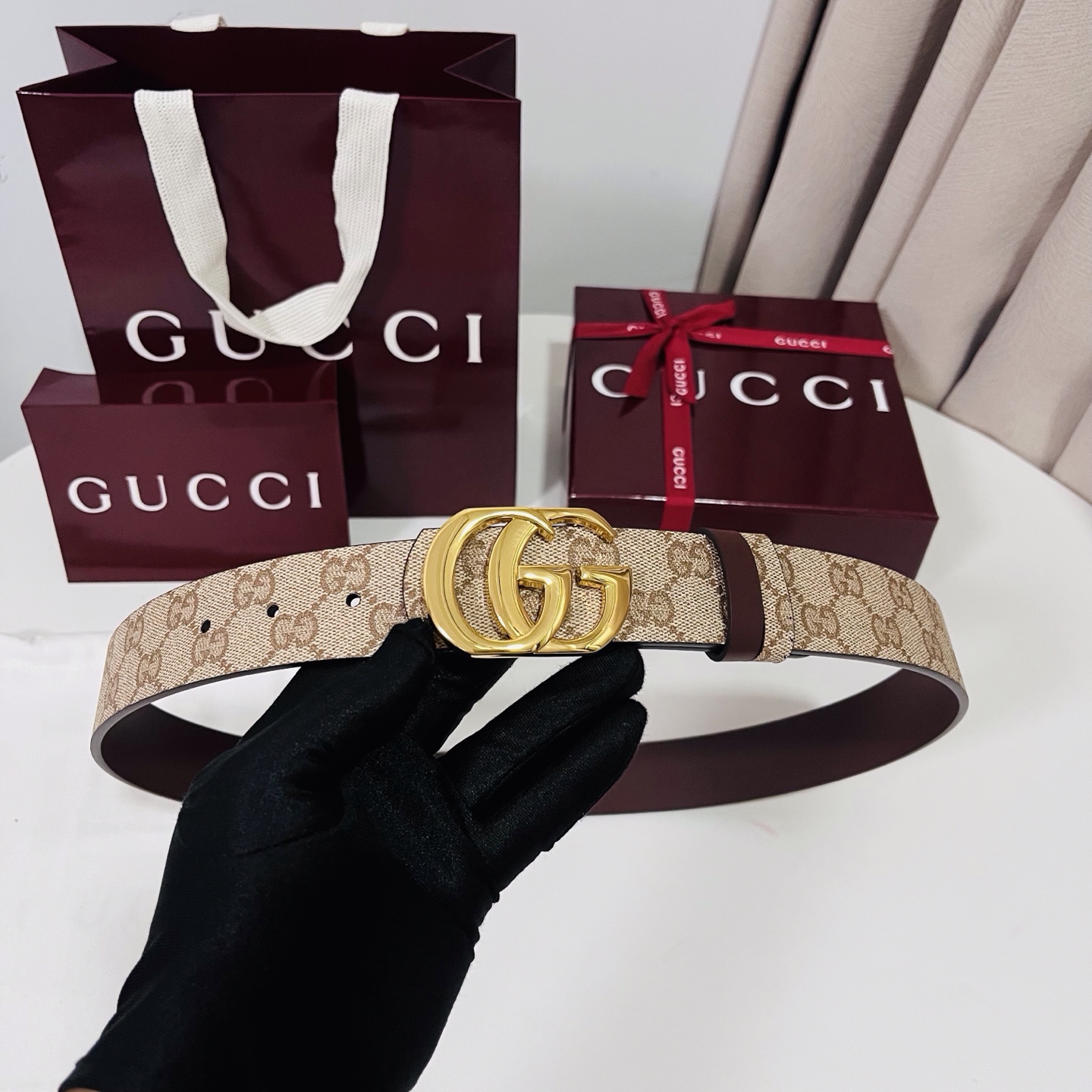 新款 Generation Gucci 深入探索品牌的典藏元素，将不同世代的设计融合成一种美学叙事。男士