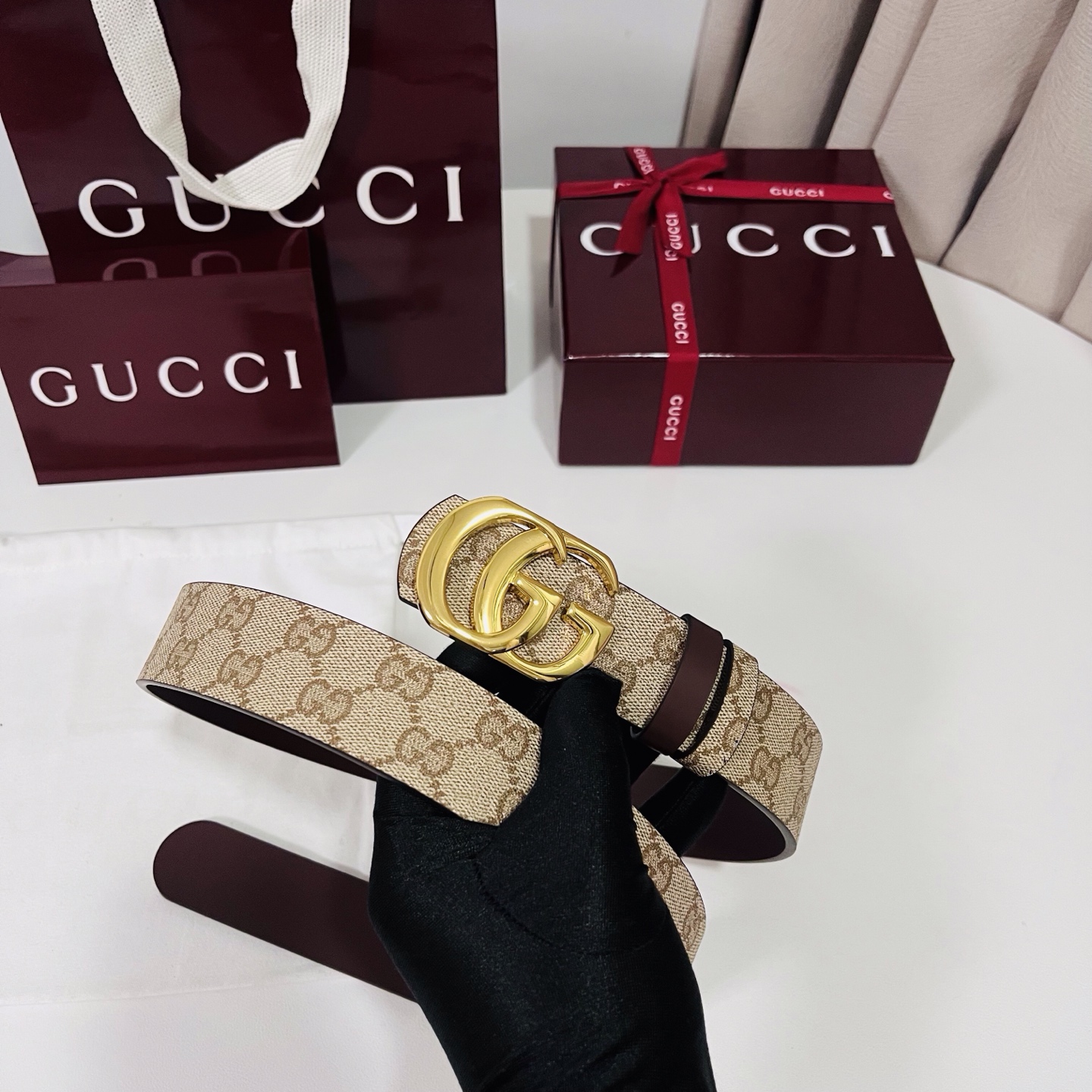 新款 Generation Gucci 深入探索品牌的典藏元素，将不同世代的设计融合成一种美学叙事。男士