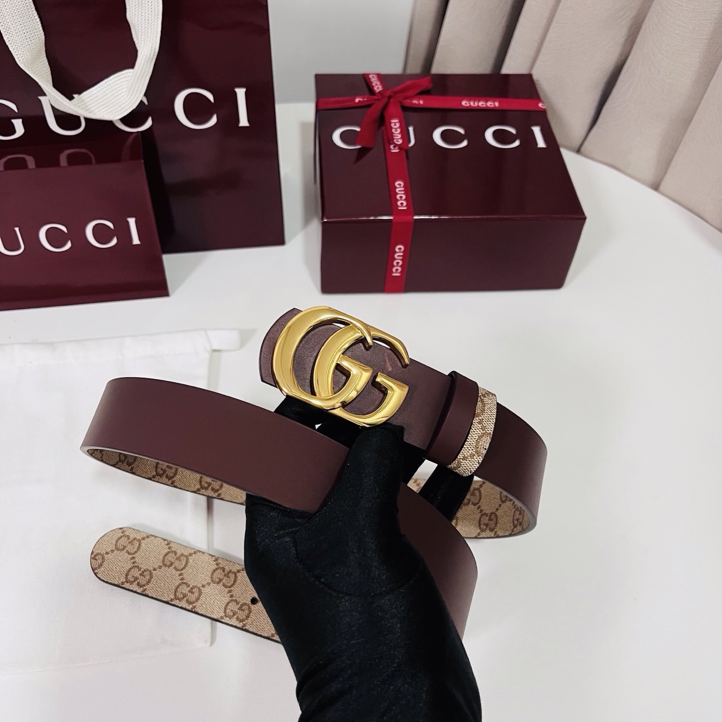 新款 Generation Gucci 深入探索品牌的典藏元素，将不同世代的设计融合成一种美学叙事。男士