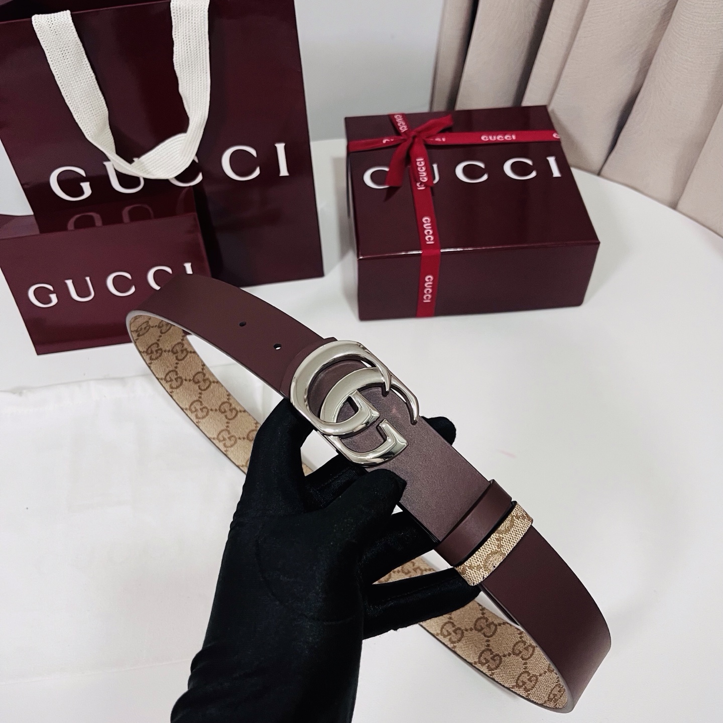 新款 Generation Gucci 深入探索品牌的典藏元素，将不同世代的设计融合成一种美学叙事。男士