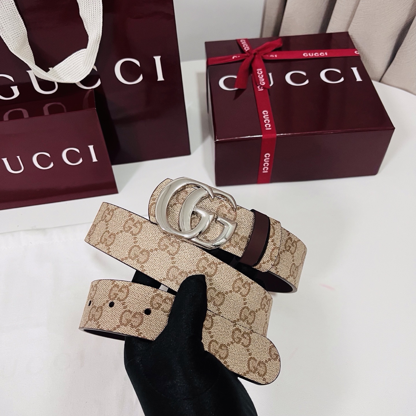 新款 Generation Gucci 深入探索品牌的典藏元素，将不同世代的设计融合成一种美学叙事。男士