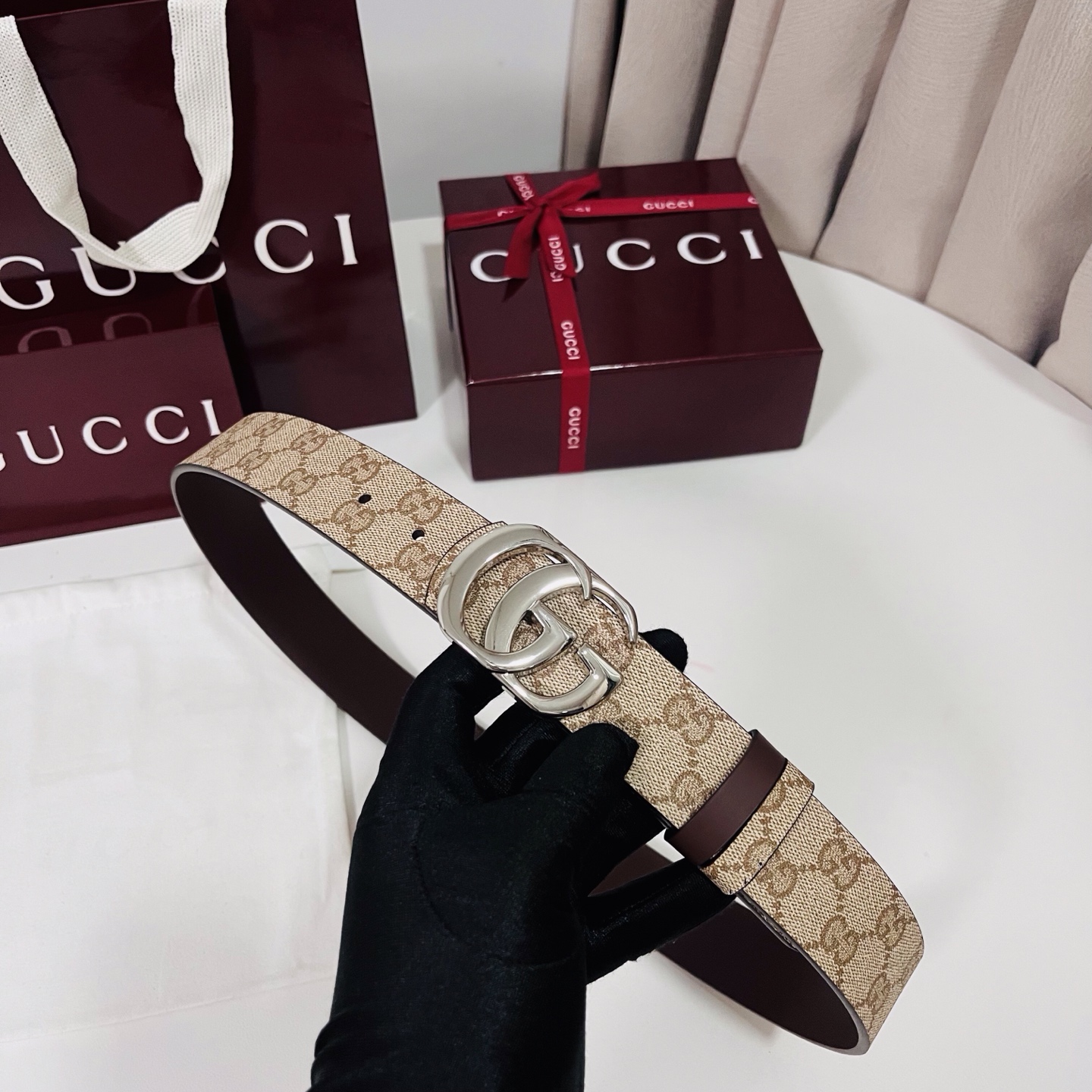新款 Generation Gucci 深入探索品牌的典藏元素，将不同世代的设计融合成一种美学叙事。男士