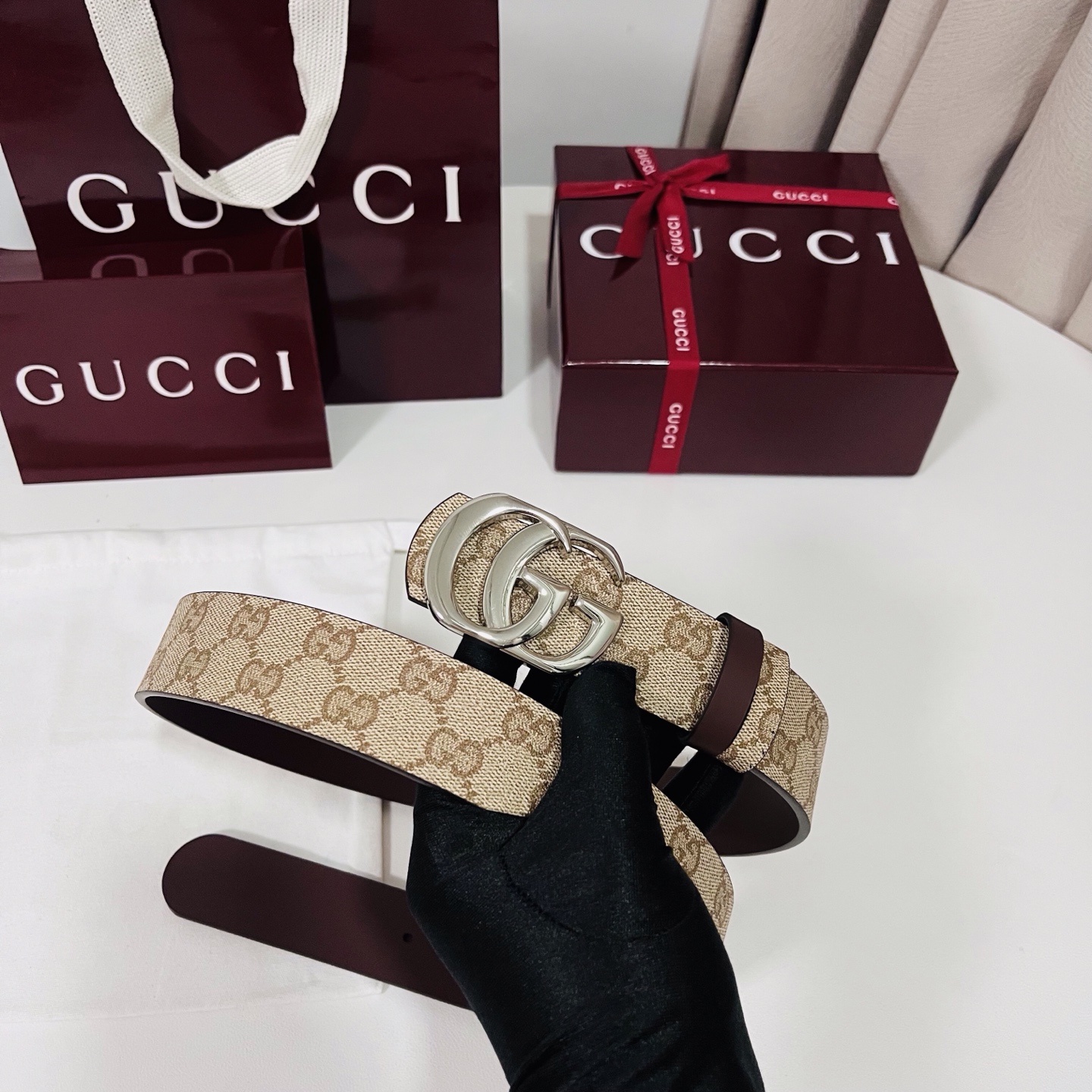 新款 Generation Gucci 深入探索品牌的典藏元素，将不同世代的设计融合成一种美学叙事。男士