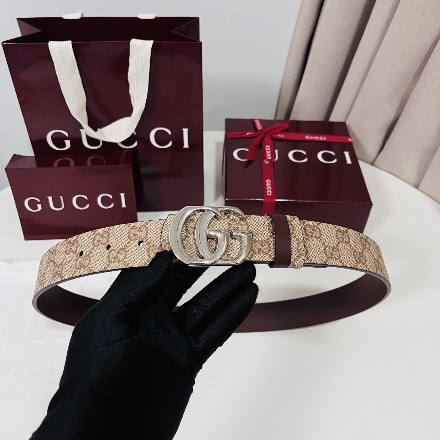 新款 Generation Gucci 深入探索品牌的典藏元素，将不同世代的设计融合成一种美学叙事。男士