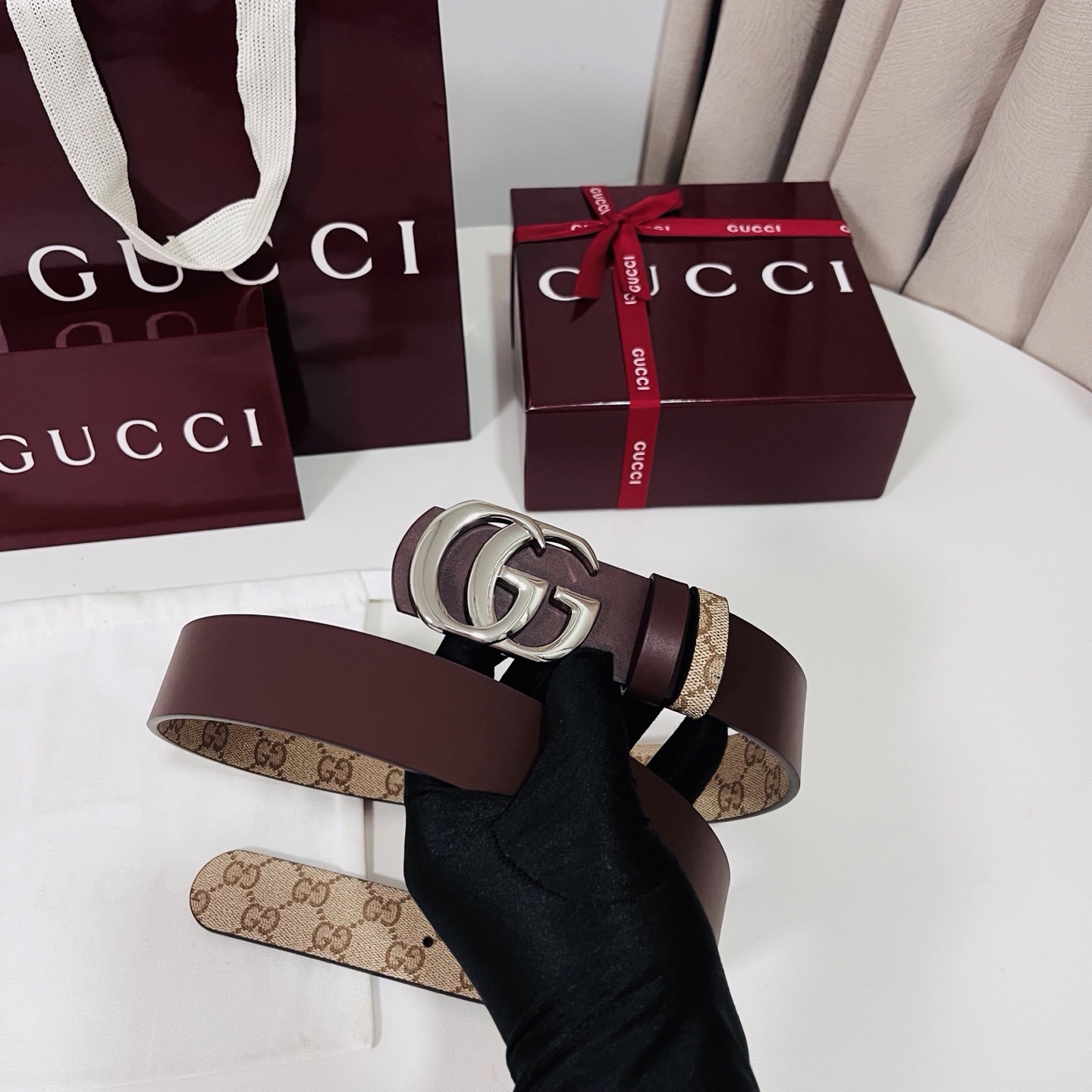 新款 Generation Gucci 深入探索品牌的典藏元素，将不同世代的设计融合成一种美学叙事。男士