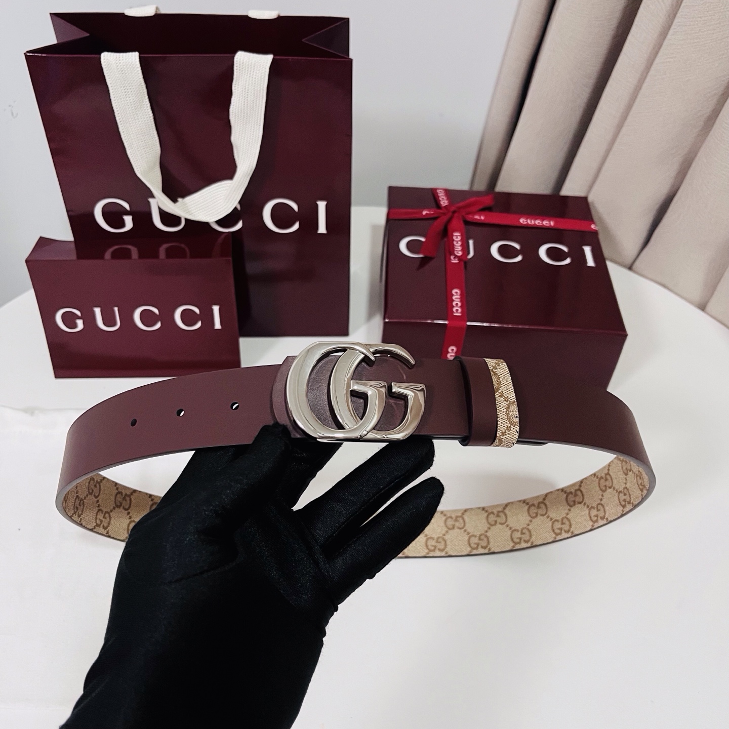 新款 Generation Gucci 深入探索品牌的典藏元素，将不同世代的设计融合成一种美学叙事。男士