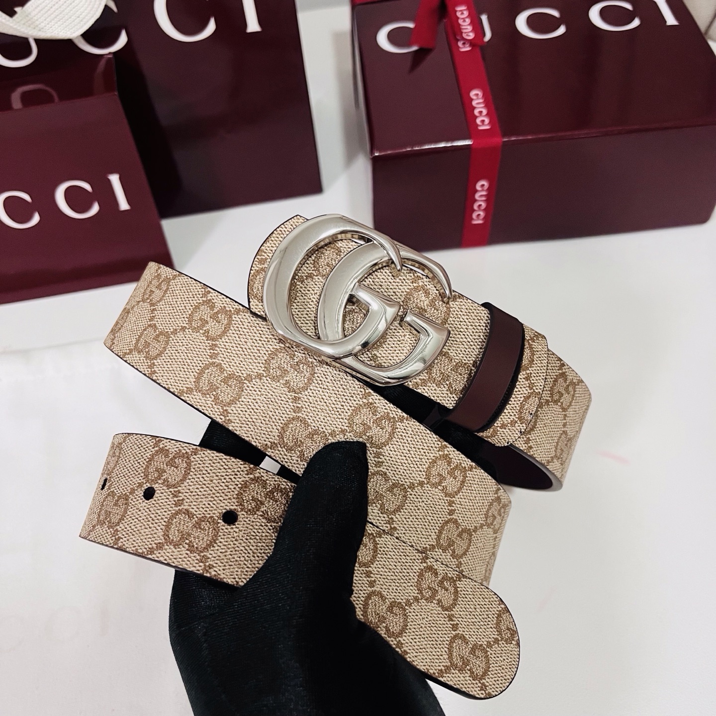 新款 Generation Gucci 深入探索品牌的典藏元素，将不同世代的设计融合成一种美学叙事。男士