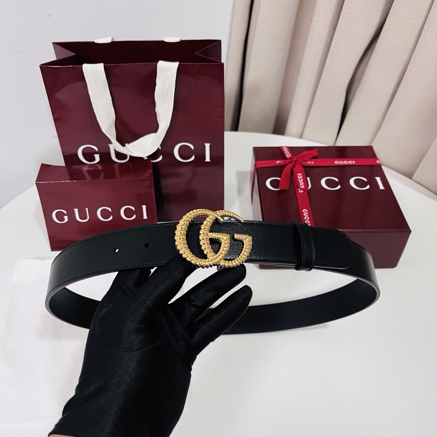 新款 Generation Gucci古驰世代系列深入探索品牌的典藏元素，将不同世代的设计融合为统一的美