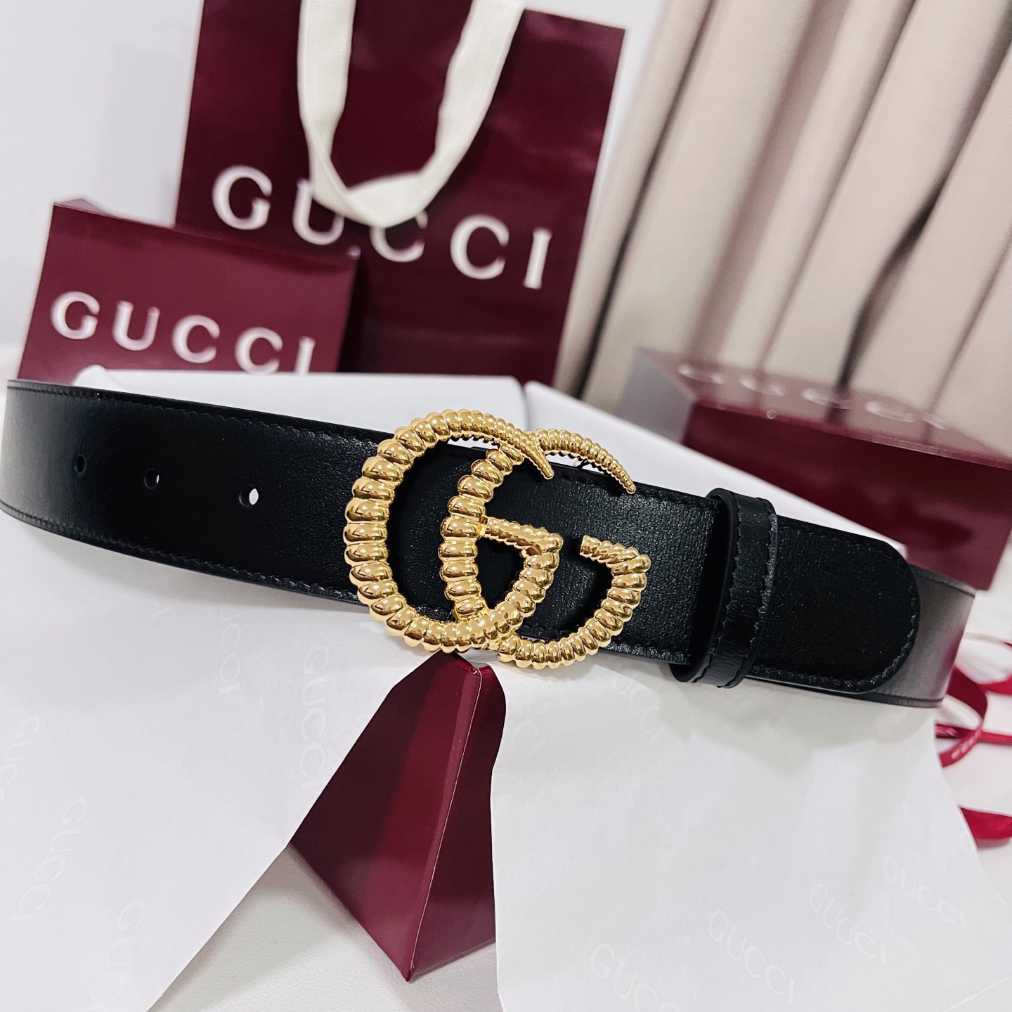 新款 Generation Gucci古驰世代系列深入探索品牌的典藏元素，将不同世代的设计融合为统一的美