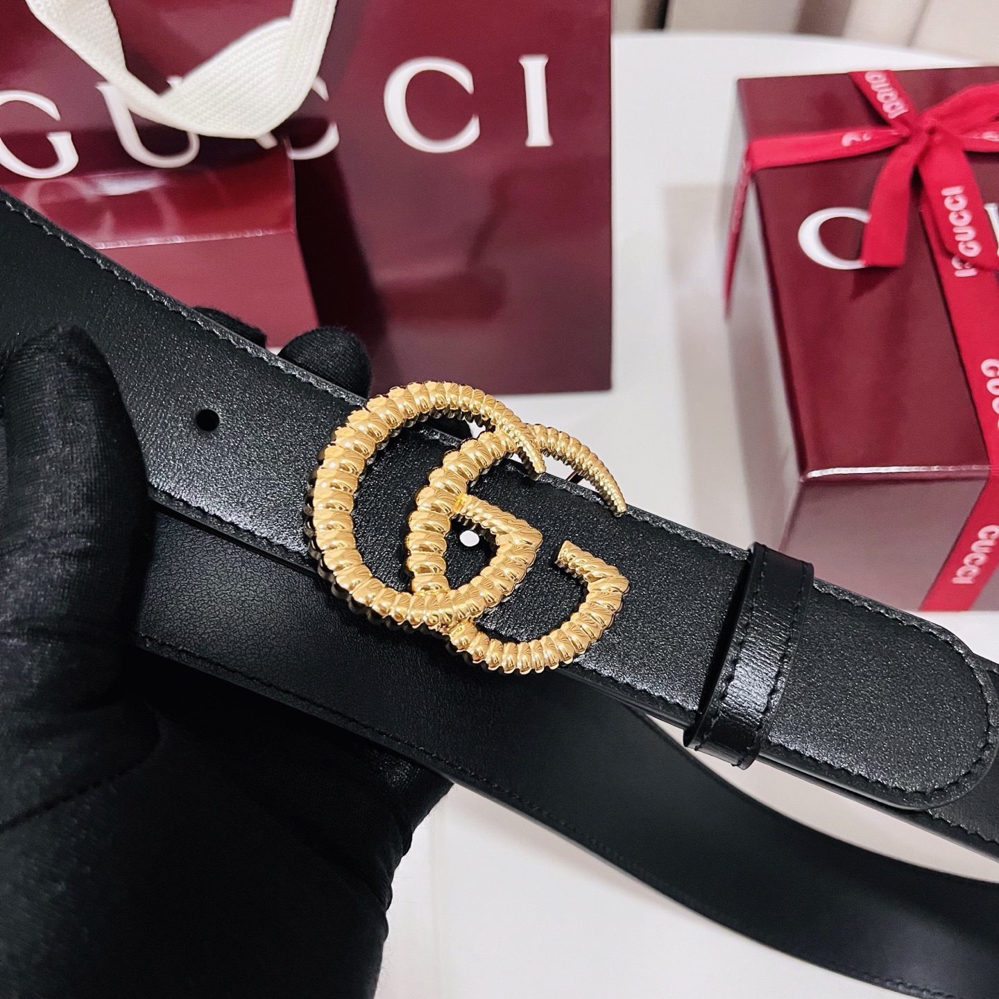 新款 Generation Gucci古驰世代系列深入探索品牌的典藏元素，将不同世代的设计融合为统一的美