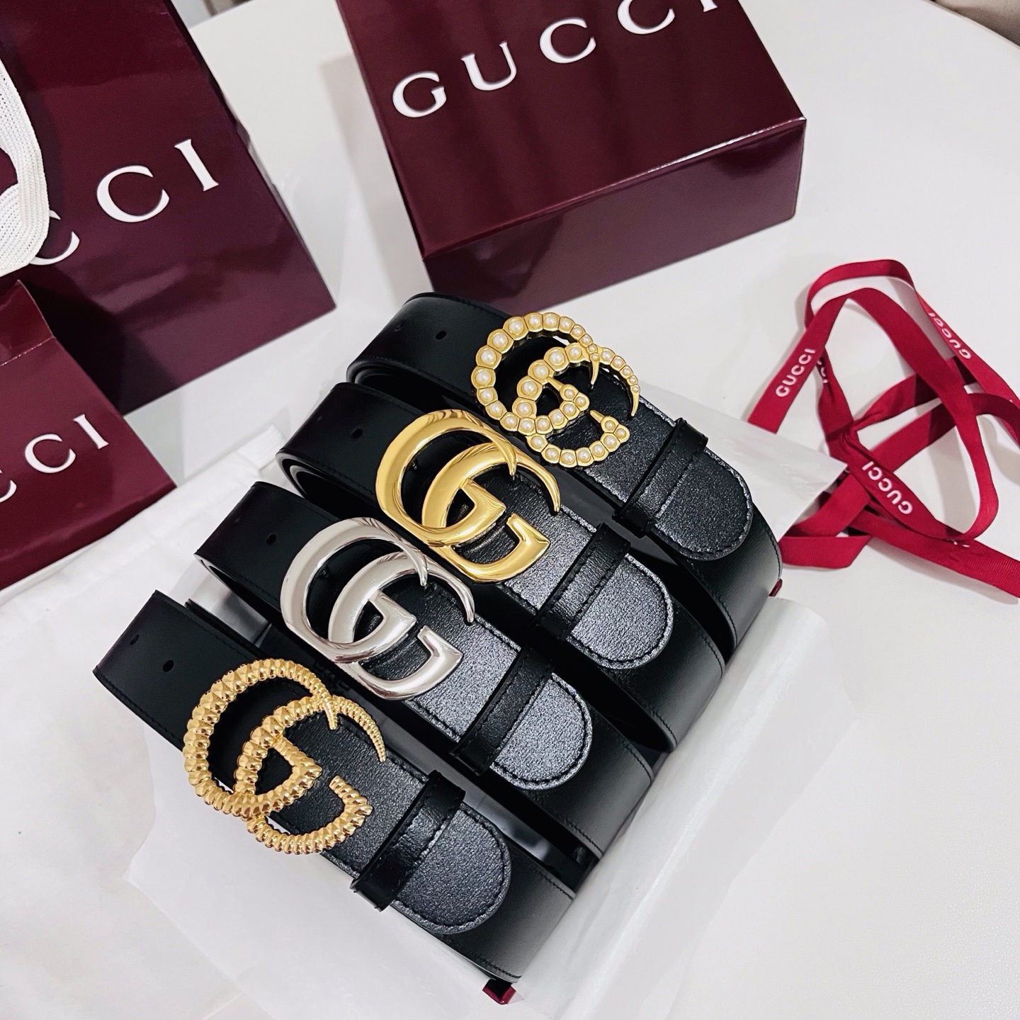 新款 Generation Gucci古驰世代系列深入探索品牌的典藏元素，将不同世代的设计融合为统一的美