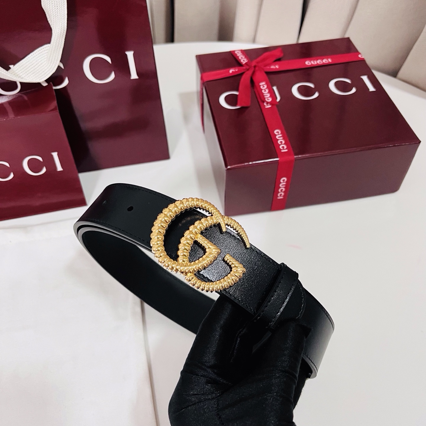 新款 Generation Gucci古驰世代系列深入探索品牌的典藏元素，将不同世代的设计融合为统一的美