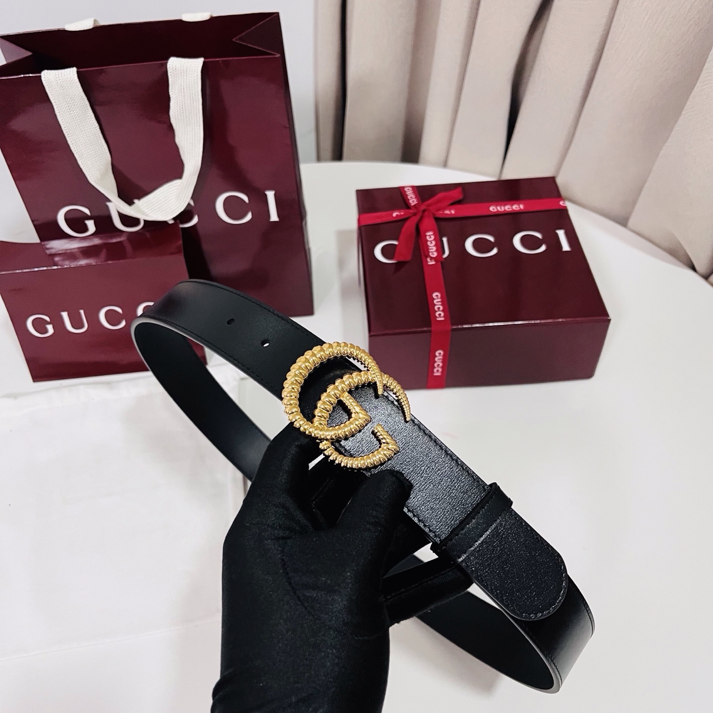 新款 Generation Gucci古驰世代系列深入探索品牌的典藏元素，将不同世代的设计融合为统一的美