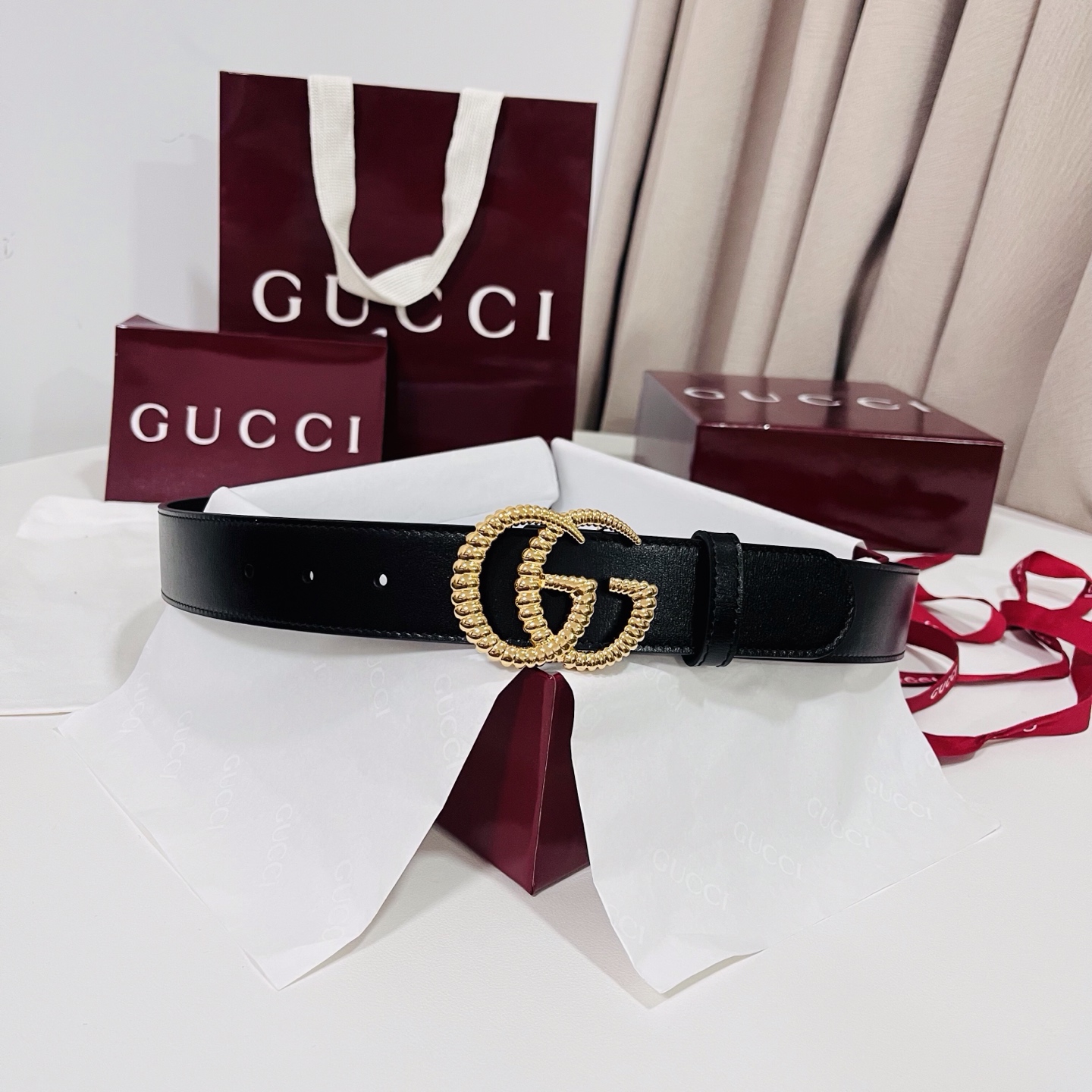 新款 Generation Gucci古驰世代系列深入探索品牌的典藏元素，将不同世代的设计融合为统一的美