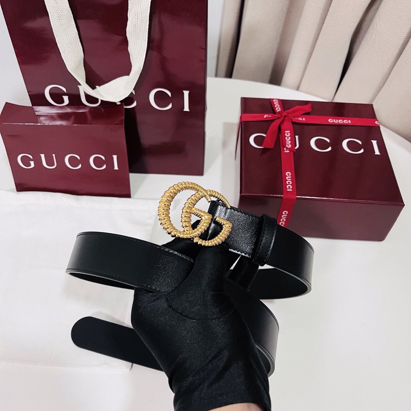 新款 Generation Gucci古驰世代系列深入探索品牌的典藏元素，将不同世代的设计融合为统一的美